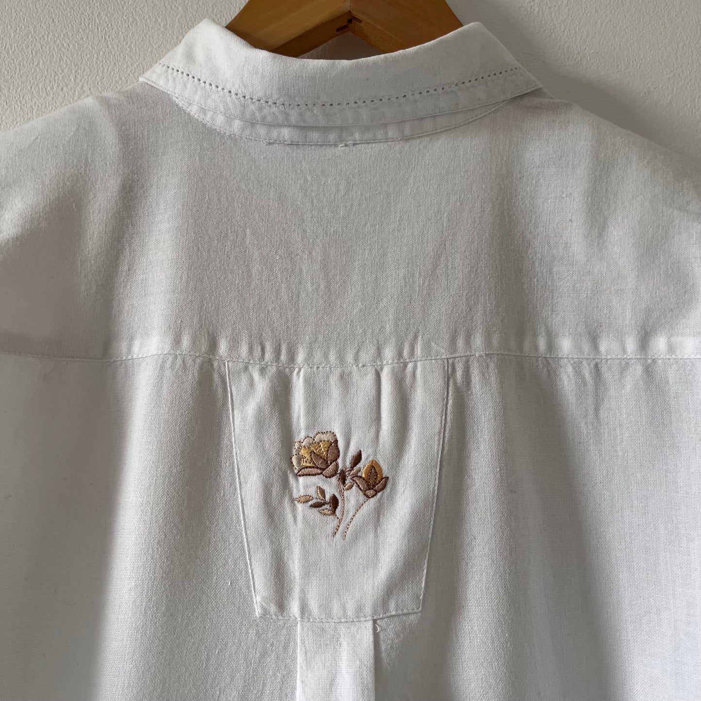 Vintage white short sleeve shirt with embroidery