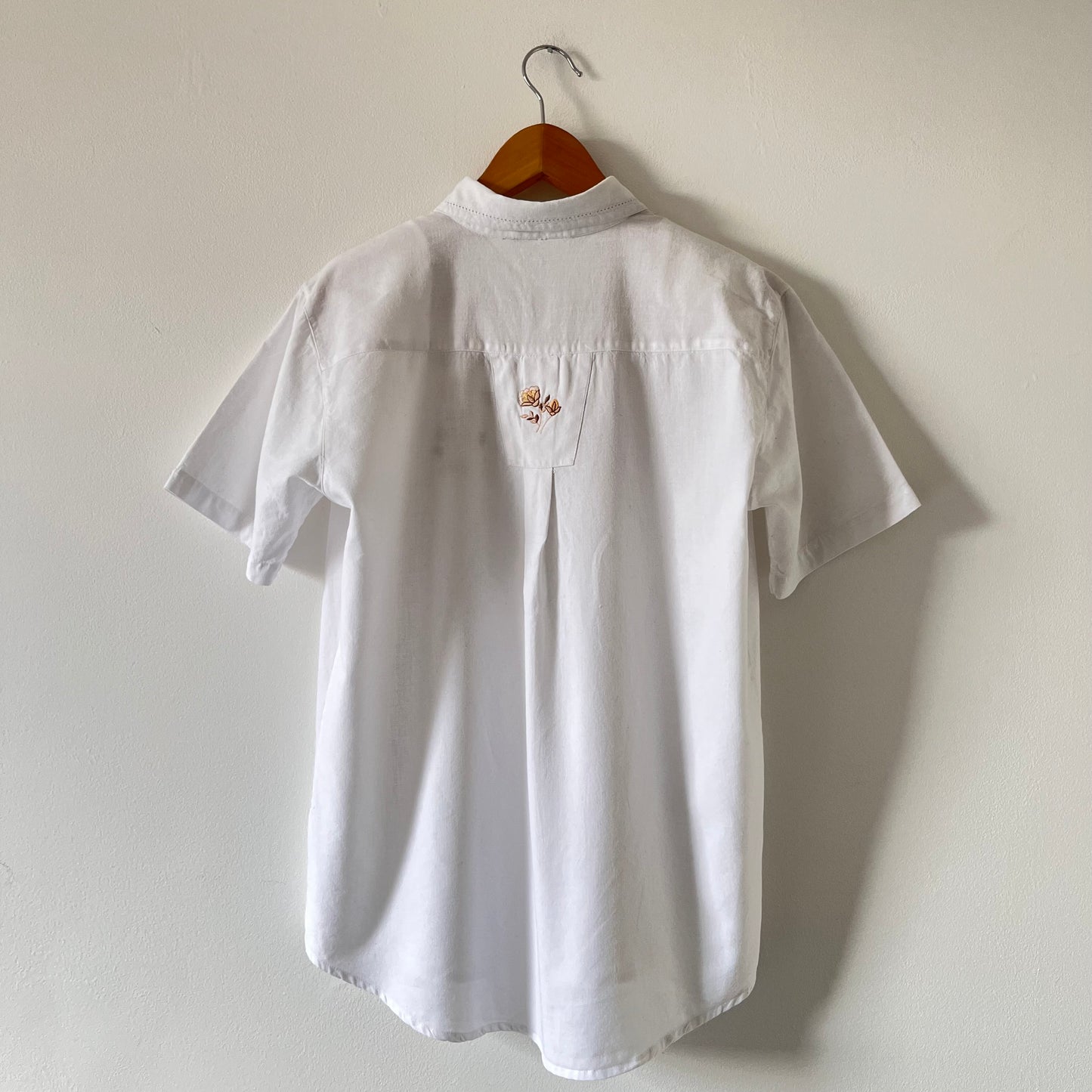 Vintage white short sleeve shirt with embroidery