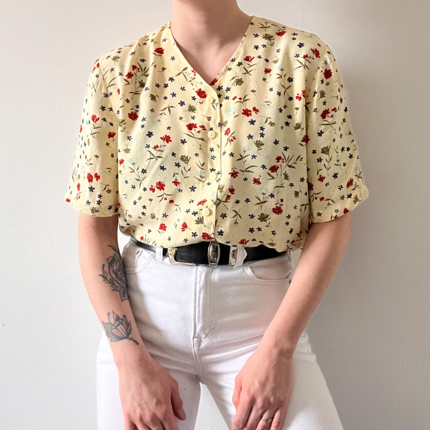 Floral vintage buttoned blouse