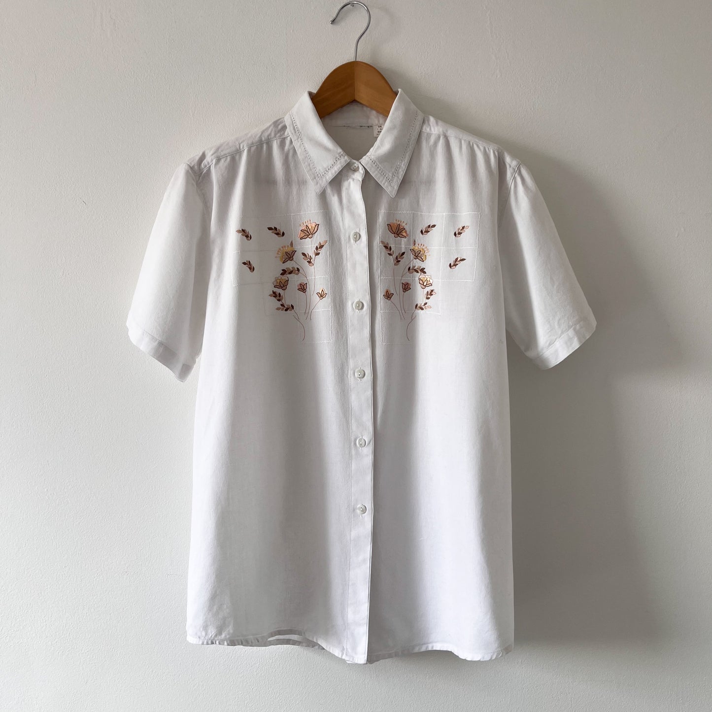 Vintage white short sleeve shirt with embroidery