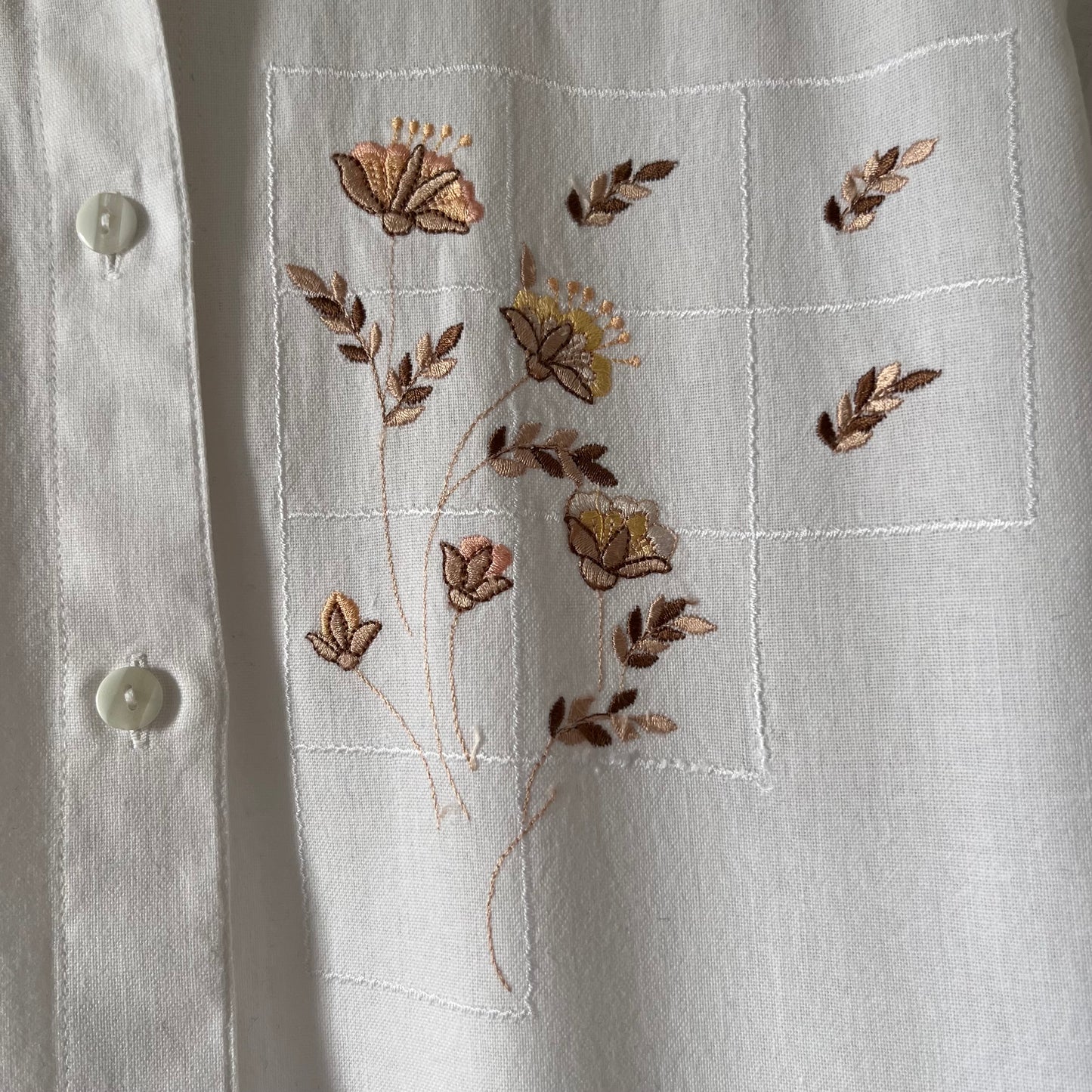 Vintage white short sleeve shirt with embroidery