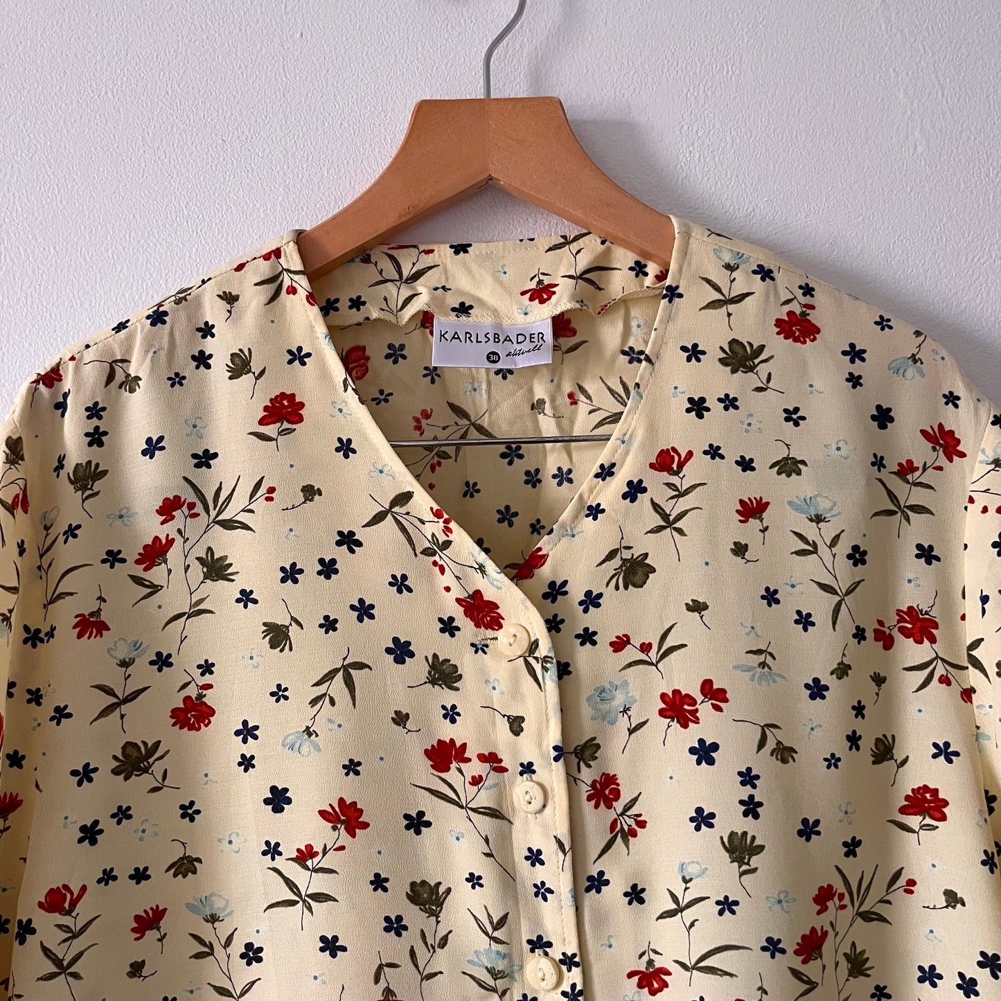 Floral vintage buttoned blouse