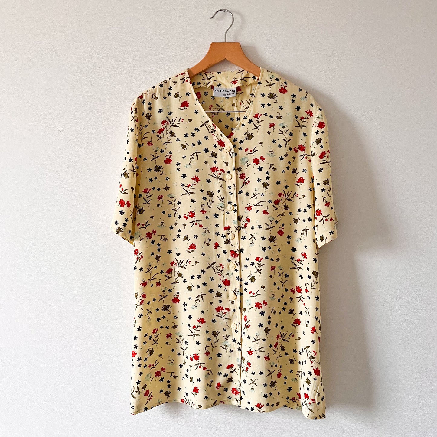 Floral vintage buttoned blouse